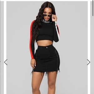 Unworn / no tags - black skirt with zipper SMALL